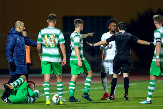 Dalkurds Heradi Rashidi får en tillsägelse av domaren