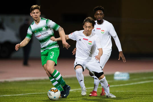 Shamrock Rovers Luke Byrne i kamp om bollen med Dalkurds