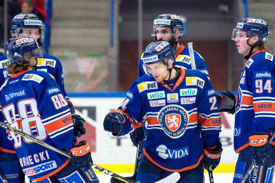 Växjös Brendan Shinnimin jublar med lagkamrater