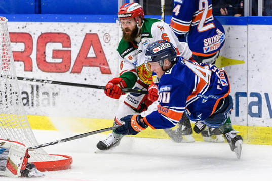 Växjös Elias Pettersson oroar vid Moras mål. Med på