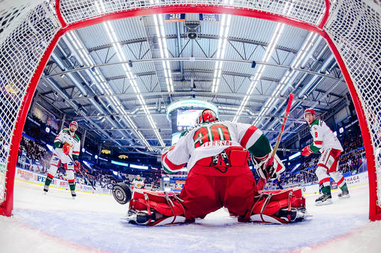 Växjös Elias Pettersson (ej i bild) gör mål 5-2 bakom