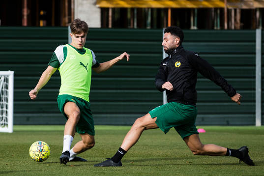 Hammarbys Dusan Jajic i kamp om bollen med Imad Khalili