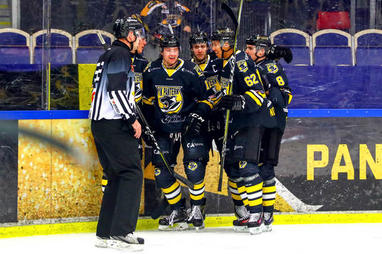 Panterns Robin Dahse jublar med lagkamrater