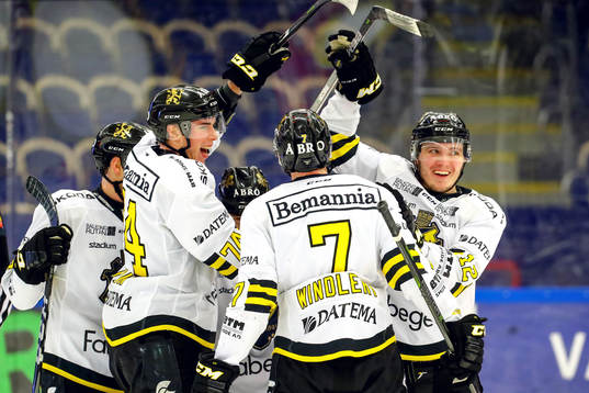 s Max Lindholm jublar med lagkamrater