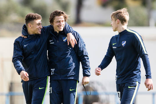 Norrköpings Jordan Larsson och Simon Thern håller om varandra när de pratar med Arnór Sigurdsson