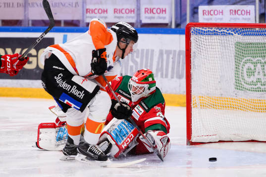 Karlskronas Marcus Paulsson och Moras målvakt Christian