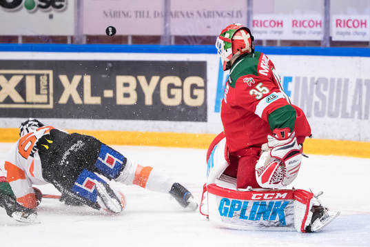 Karlskronas Konstantin Komarek framför Moras målvakt