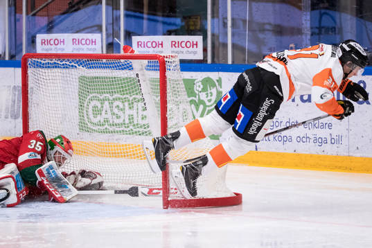 Karlskronas Marcus Paulsson framför Moras målvakt