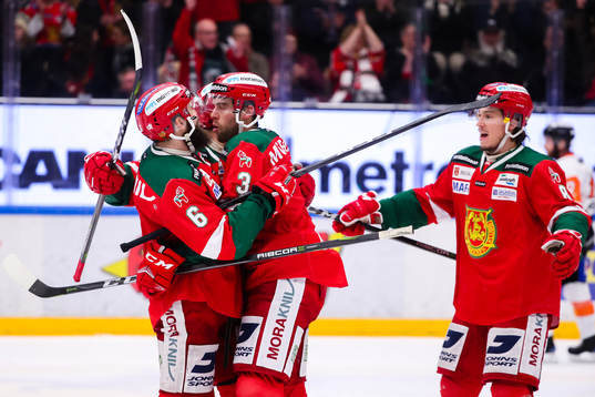 Moras Brandon Gormley jublar med Steven Seigo och Robin