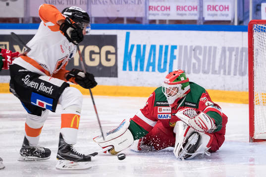 Karlskronas Marcus Paulsson framför Moras målvakt