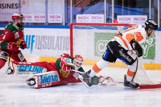 Karlskronas Marcus Paulsson framför Moras målvakt