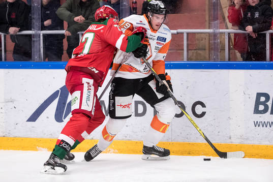 Moras Keaton Ellerby och Karlskronas Kristoffer Söder  i