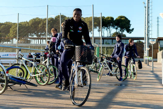 Oke Akpoveta cyklar hem