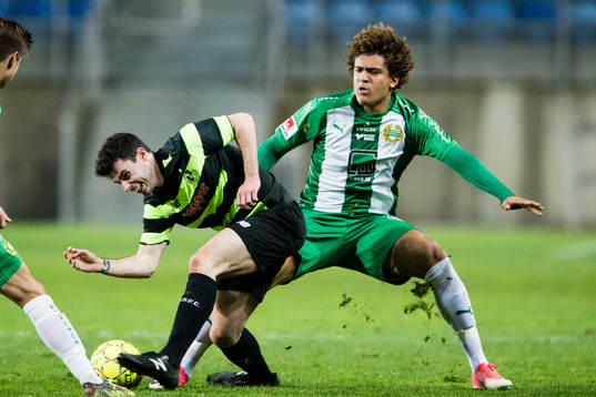 Shamrock Rovers Joel Coustrain i kamp om bollen med