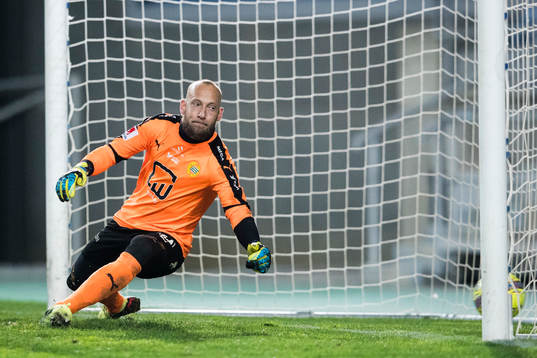 Hammarbys målvakt Benny Lekström släpper in en straff