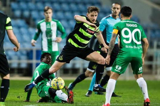Hammarbys Abdul Halik Hudu tar bollen från Shamrock Rovers