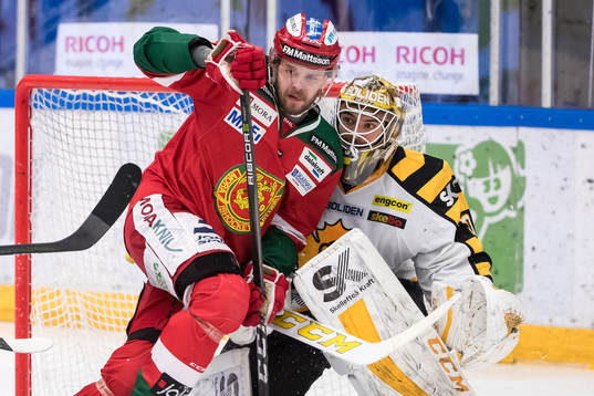 Moras Jacob Nilsson framför Skellefteås målvakt Gustaf