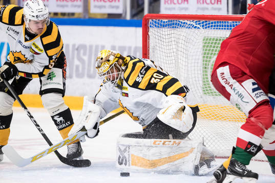 Skellefteås målvakt Gustaf Lindvall räddar och Anton