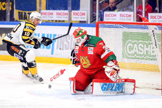 Skellefteås Joakim Lindström och Moras målvakt Christian
