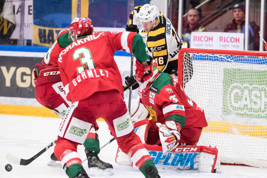 Skellefteås Linus Lindström bakom Moras målvakt