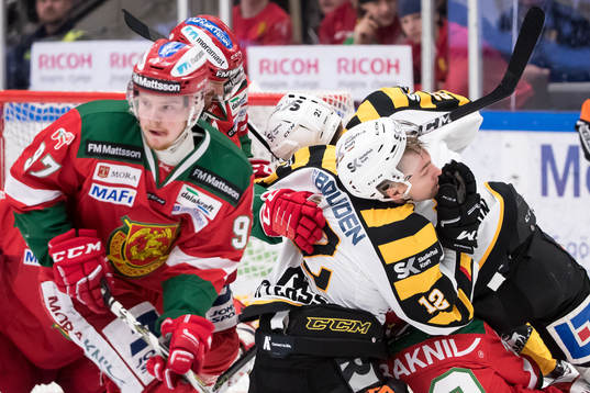 Moras David Kase framför Skellefteås Adam Pettersson  i