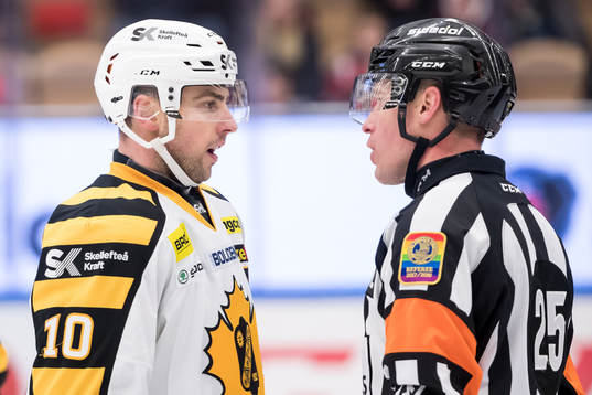 Skellefteås Joakim Lindström och huvuddomare Tobias