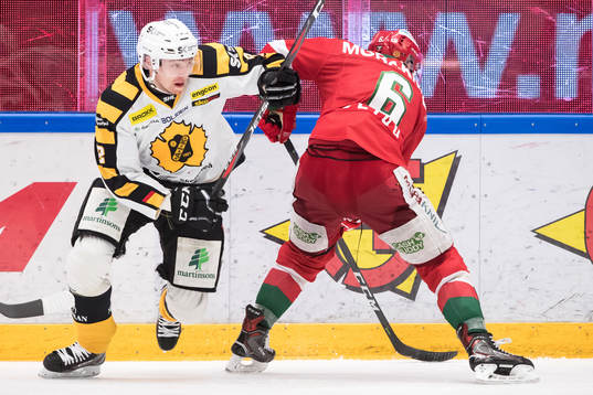 Skellefteås Jesper Olofsson och Moras Steven Seigo  i