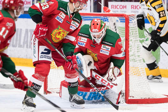 Moras målvakt Christian Engstrand räddar i