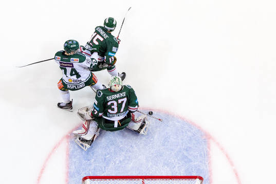 Färjestads Rasmus Asplund ser pucken gå i mål (Theodor