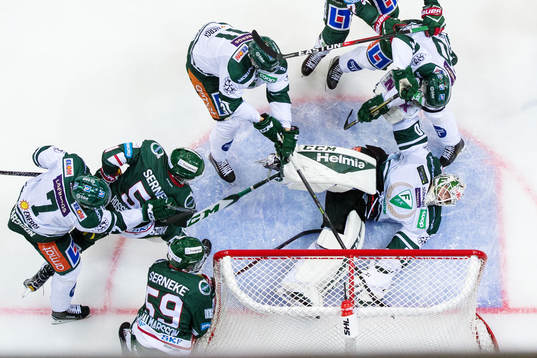 En situation där Färjestads målvakt Lars Haugen räddar