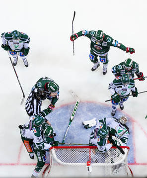 En situation där Färjestads målvakt Lars Haugen räddar