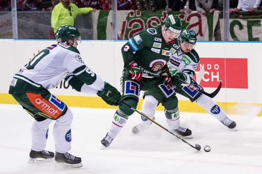 Färjestads Sebastian Erixon och Jens Westin i kamp om