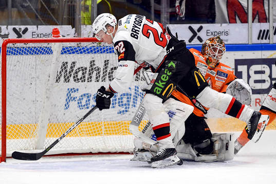 Malmö Redhawks Lars Bryggman och Karlskronas målvakt