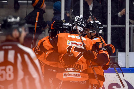 Karlskronas Konstantin Komarek jublar med lagkamrater