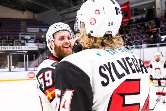 Malmö Redhawks Marcus Sylvegård och Anton Mylläri  jublar