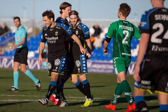 IFK Göteborgs Elias Mar Omarsson jublar ihop med August