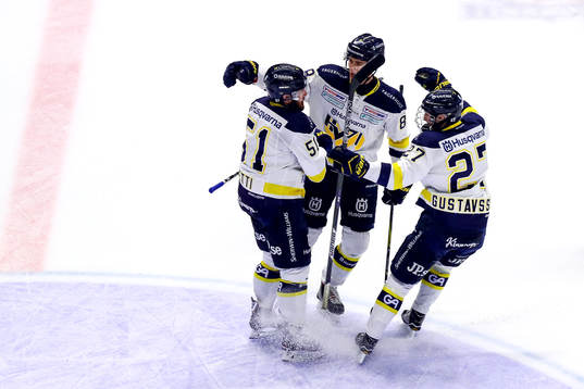 s Marc Zanetti jublar med lagkamrater