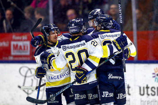 s Kevin Stenlund jublar med lagkamrater