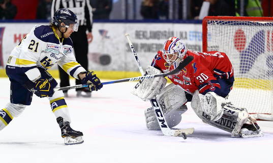 s Mattias Tedenbyförbi Linköpings målvakt Jacob Johansson