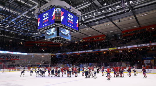 Spelarena tackar varandra