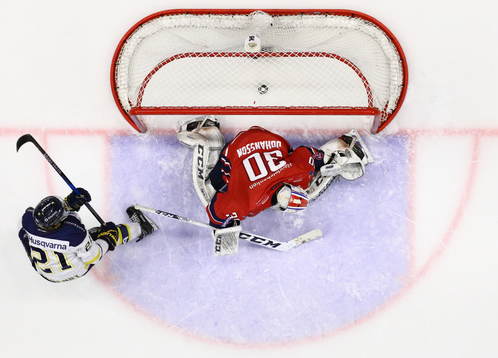 s Mattias Tedenbyförbi Linköpings målvakt Jacob Johansson