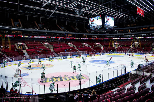Rögle och Malmö Redhawks värmer upp i Malmö Arena innan