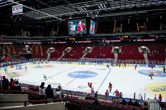 Rögle och Malmö Redhawks värmer upp i Malmö Arena innan