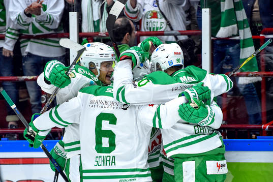 Rögles Lucas Elvenes jublar med lagkamrater