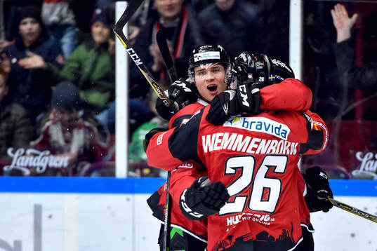 Malmö Redhawks Max Görtz jublar med lagkamrater
