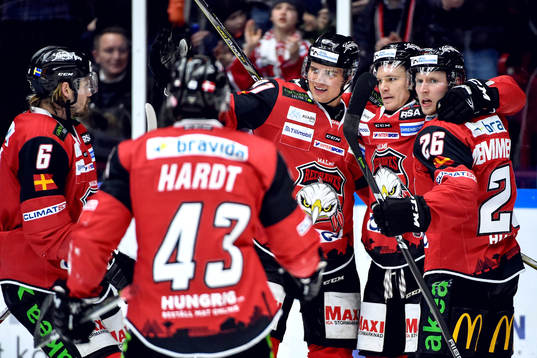 Malmö Redhawks Max Görtz jublar med lagkamrater