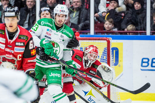 Rögles Daniel Sylwander mot Malmö Redhawks målvakt Jonas