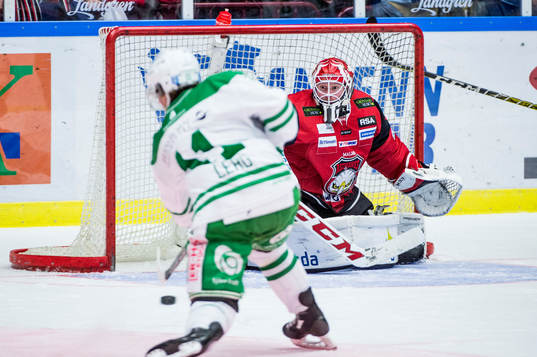 Rögles Bryan Lerg mot Malmö Redhawks målvakt Jonas