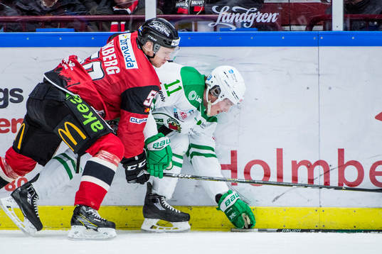 Malmö Redhawks Tobias Ekberg trycker till Rögles Bryan