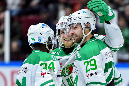 Rögles Ludvig Rensfeldt jublar med lagkamrater